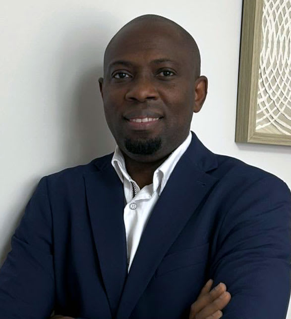 Dr. Taiwo Ezra, Dentist in Kanata Lakes Dental Centre - Portrait Photo