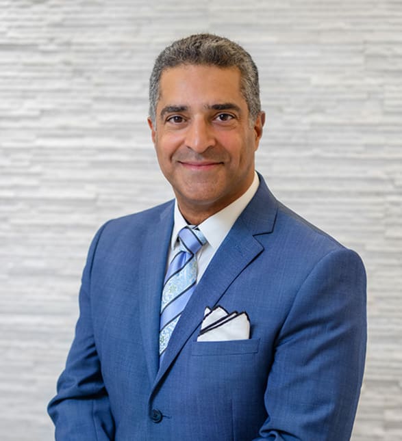 Dr. Hilal Sirhan, Dentist in Centre Dentaire Jardins Dorval - Portrait Photo