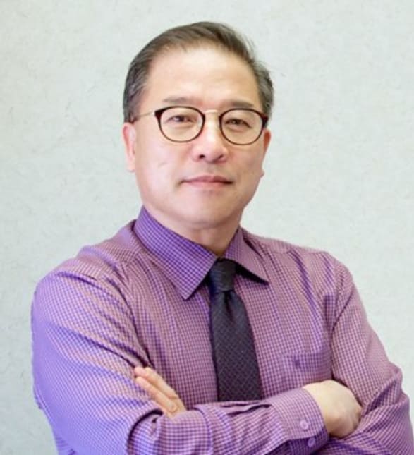 Dr. Aaron Kim, Dentist in Sturgeon Creek Dental - Portrait Photo