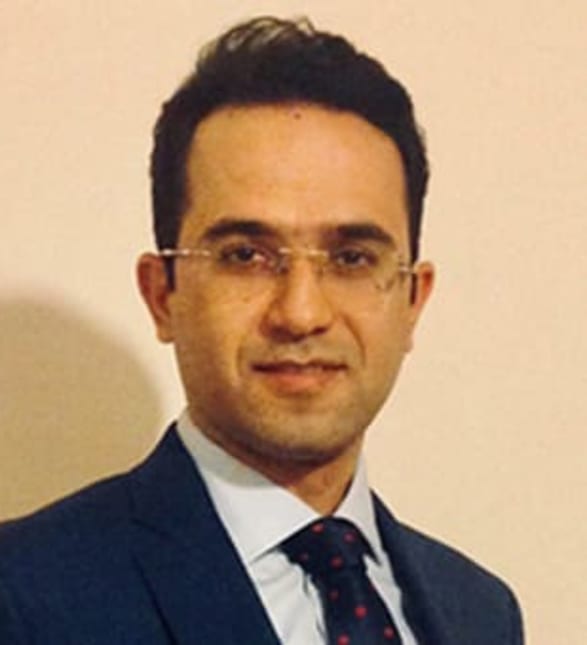 Dr. Ali Taherian Esfaha, Dentist in Hollinger Dental Group - Portrait Photo