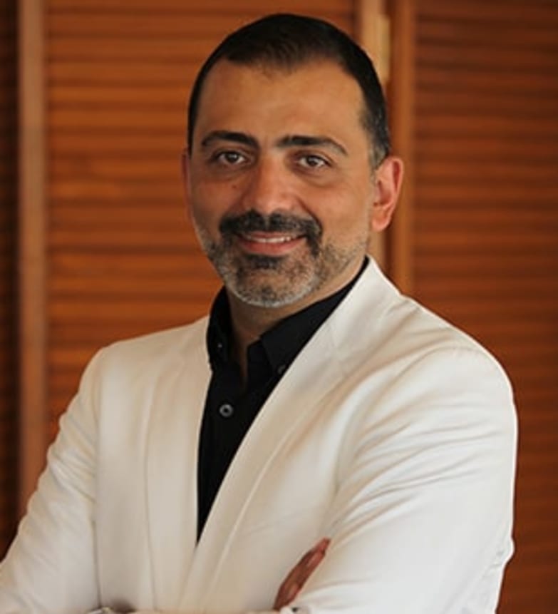 Dr. Arash Foroughi, Dentist in Redwood Dental Centre - Portrait Photo