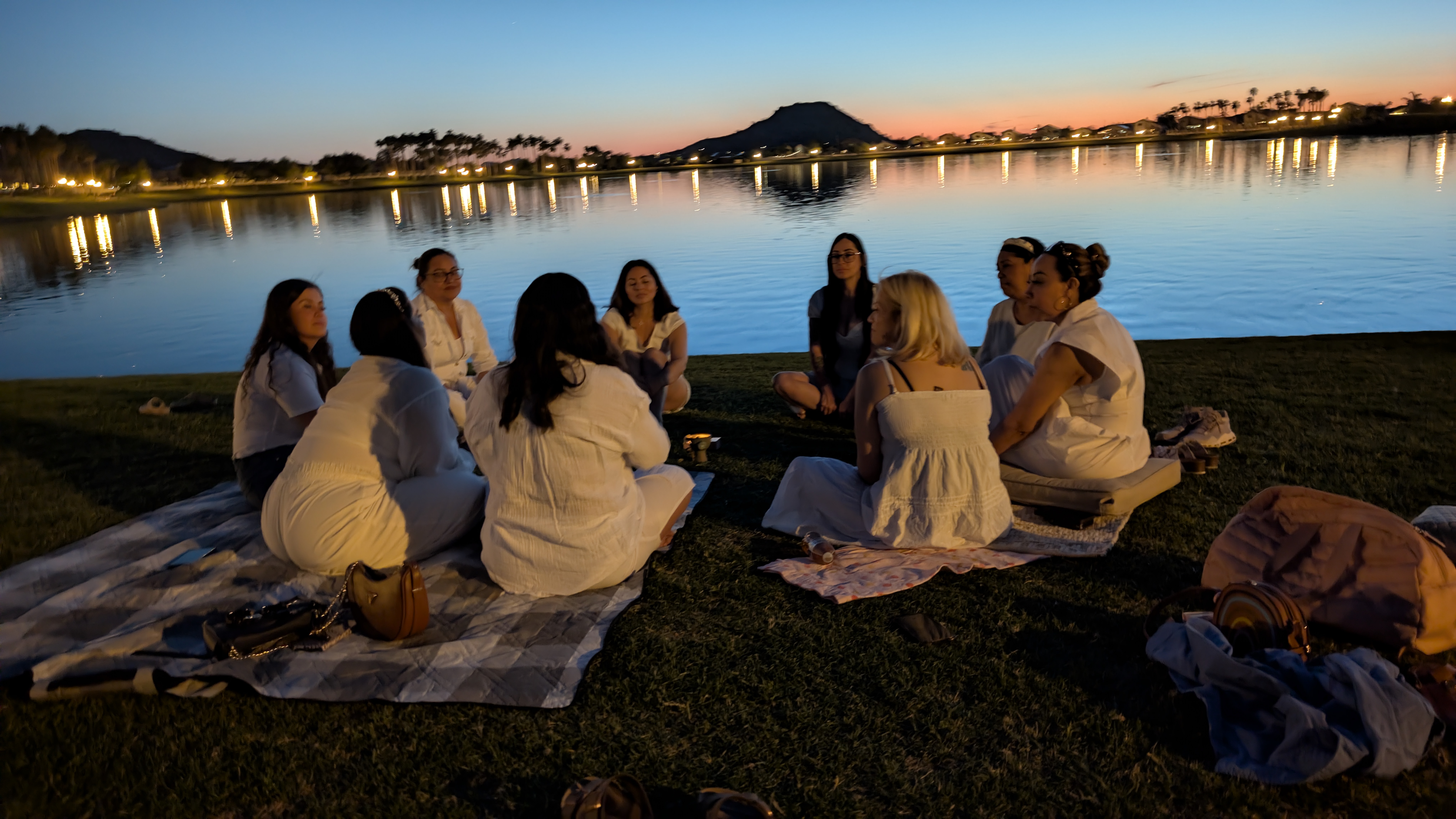 Mujeres reunidas en círculo sagrado durante una ceremonia espiritual