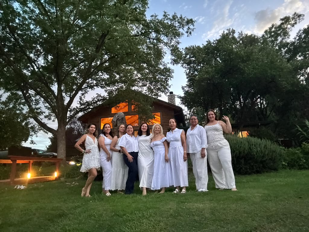 Mujeres conectadas en ceremonia espiritual durante el retiro