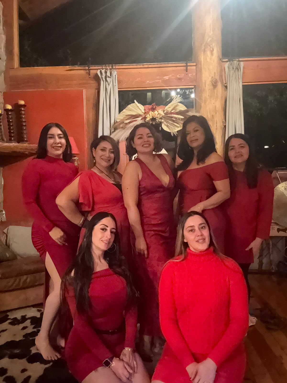 Mujeres reunidas en círculo sagrado durante una ceremonia espiritual