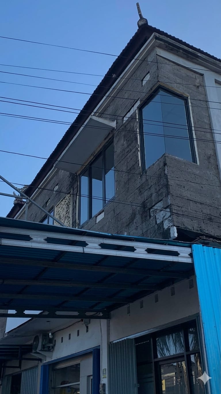 Gedung kantor KJA & KKP Suryaningsih di Jl. Trenggana No. 26, Penatih, Kec. Denpasar Timur, Kota Denpasar, Bali 80237.