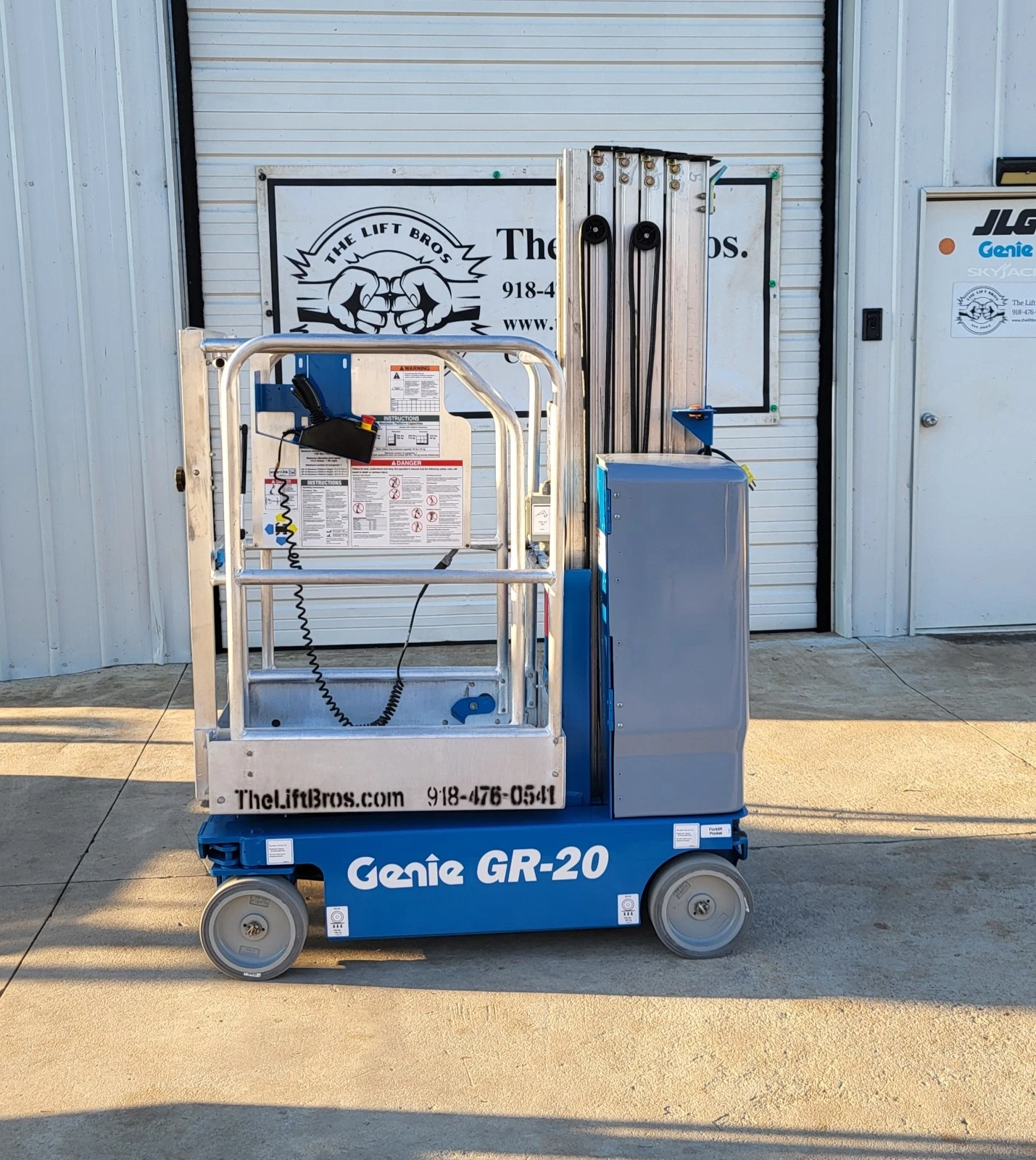 Refurbished Genie GR20 Runabout 20' Electric Vertical Mast Scissor Lift