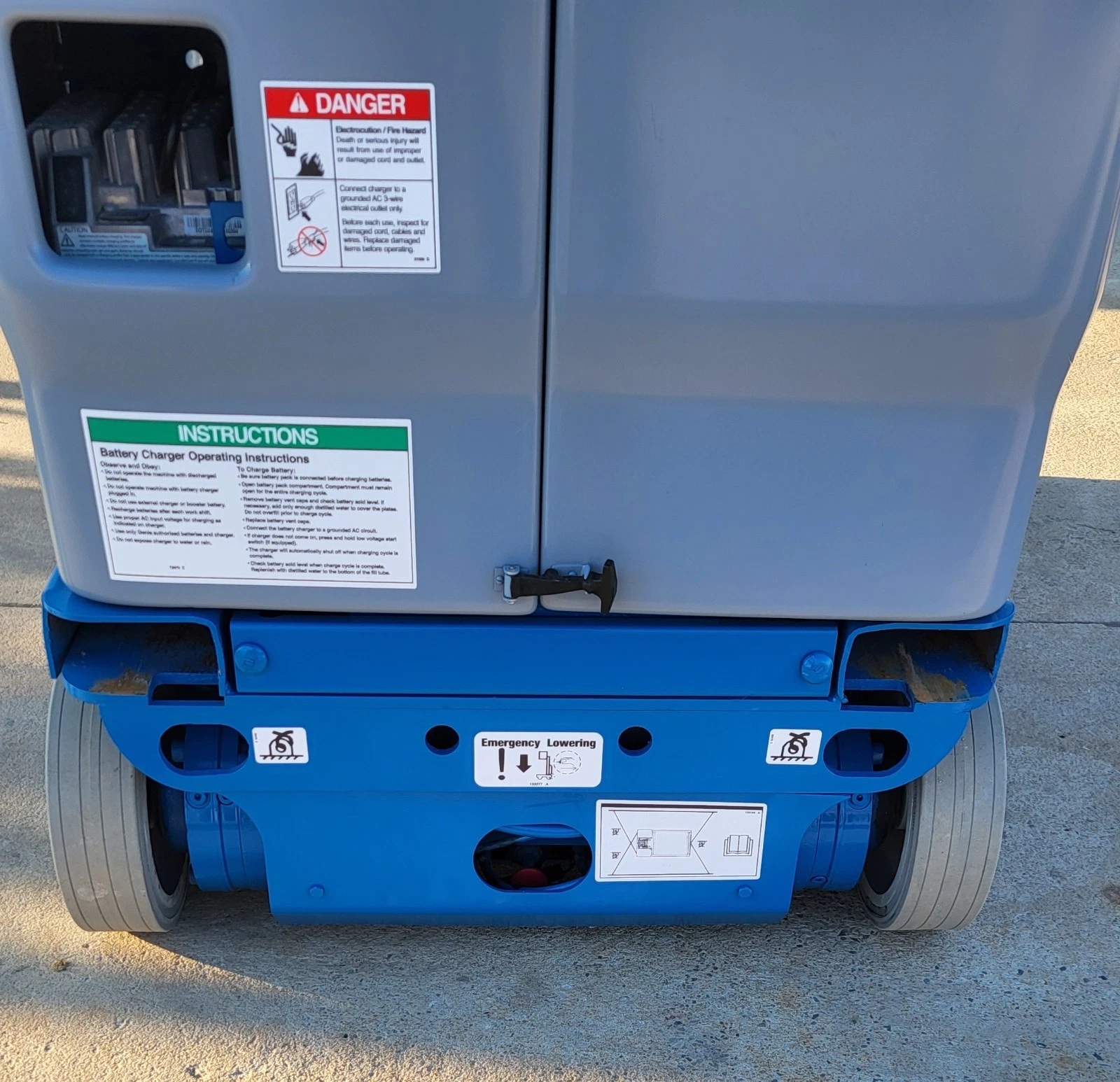 Refurbished Genie GR20 Runabout 20' Electric Vertical Mast Scissor Lift - Image 3