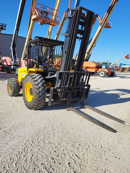 2018 JCB 940-4 Rough Terrain Forklift - Image 2