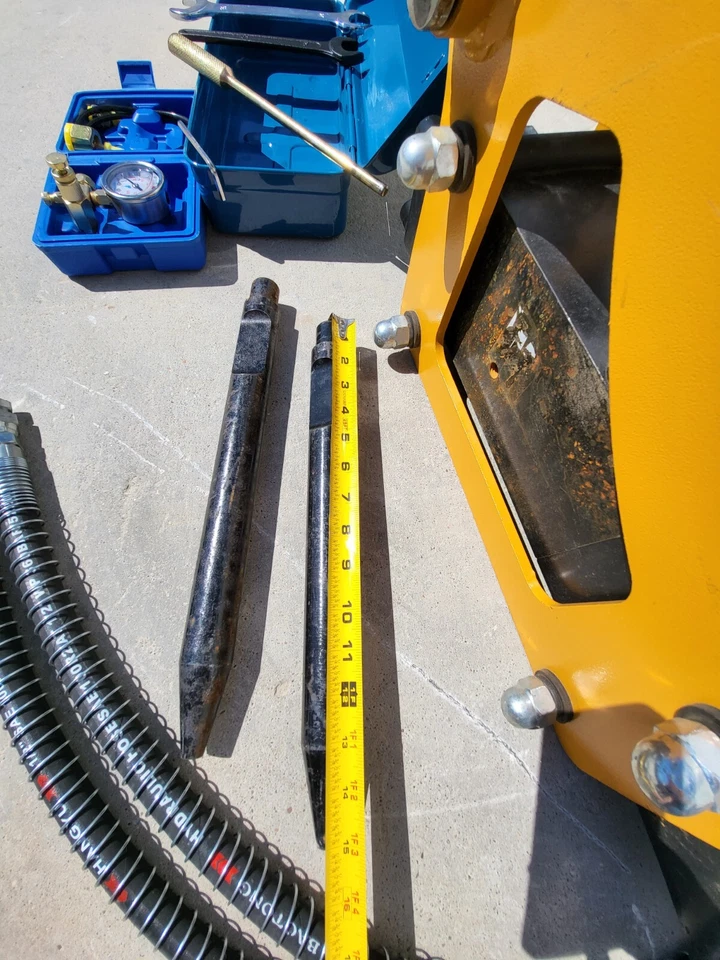 Hydraulic Hammer/Breaker Attachment with Two Chisels - Image 2