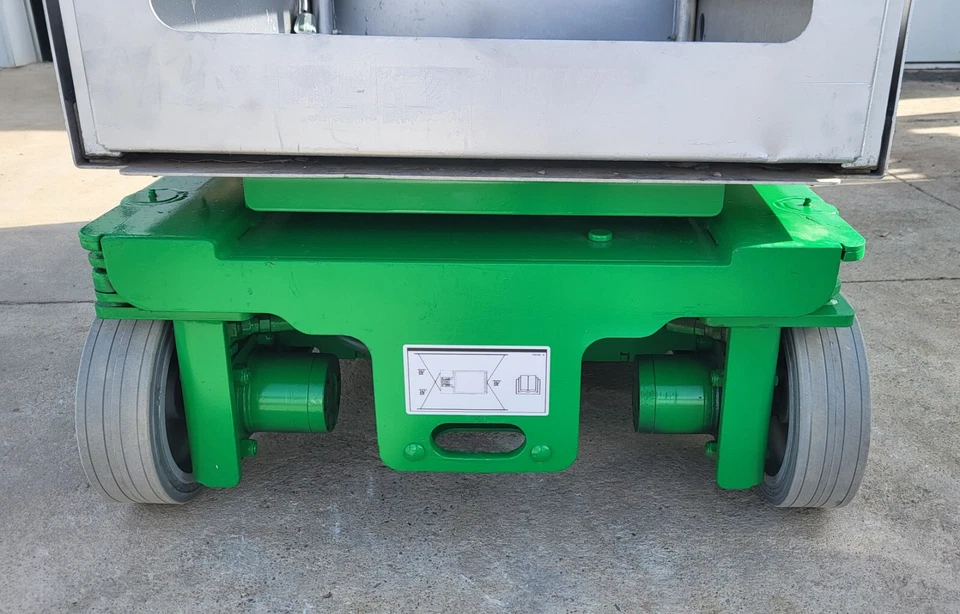 Genie GR-20 Runabout Scissor Lift - Image 2