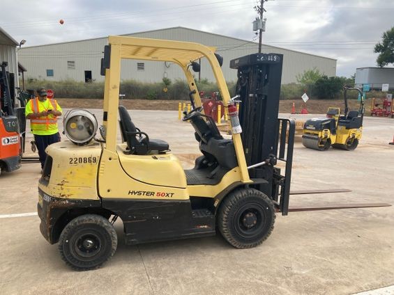 2018 Hyster H50XT Pneumatic Tire Forklift - Image 2