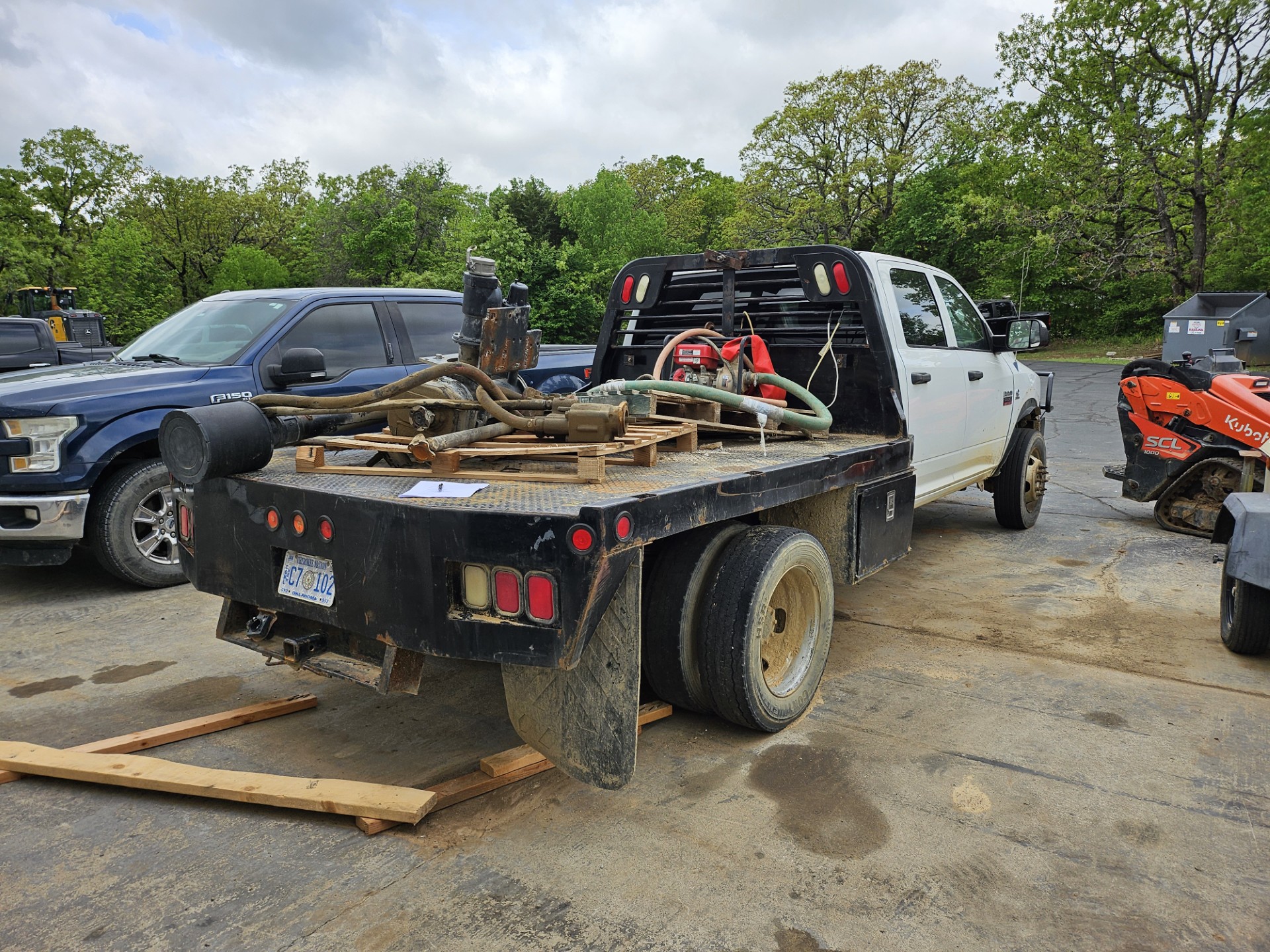 2012 Dodge Ram 5500 HD 4x4 Flatbed Pickup Truck - Image 4