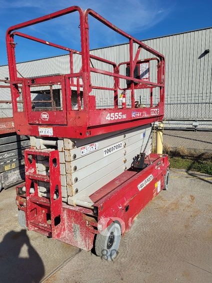 2017 MEC 4555SE Electric Scissor Lift - Image 4
