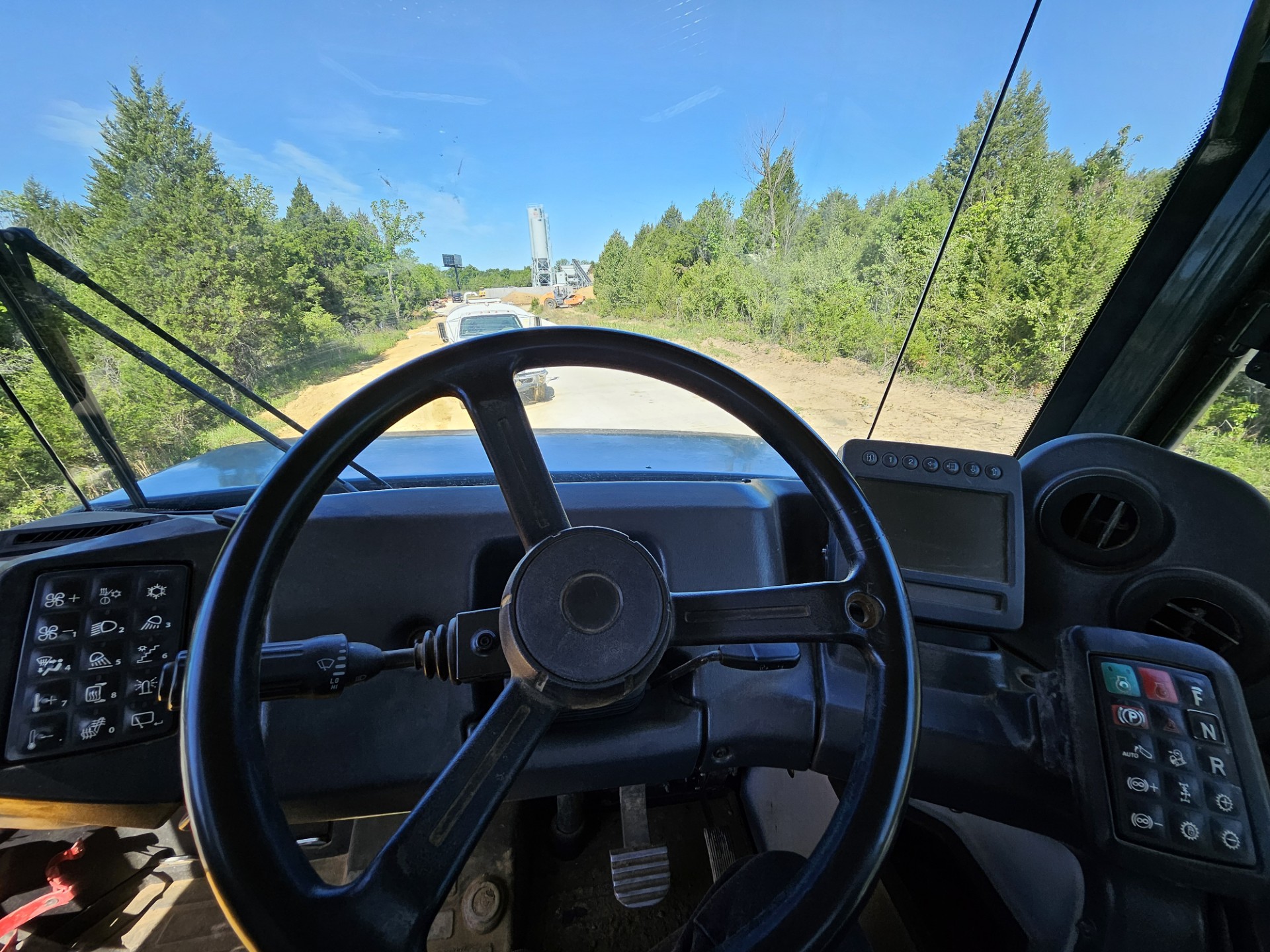 2016 John Deere 410E Articulated Dump Truck - Image 6