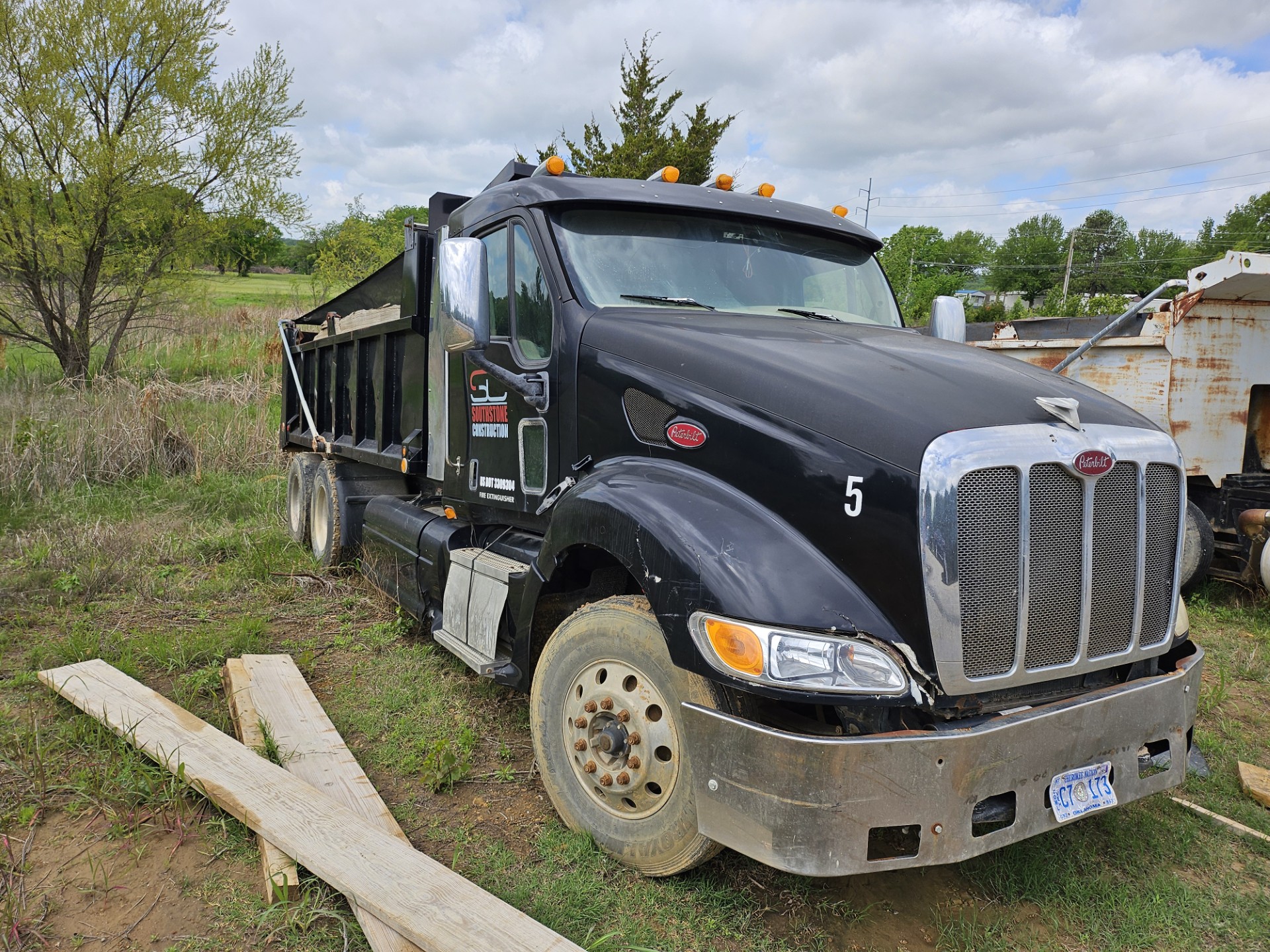 2005 Peterbilt 387 Tandem Axle Dump Truck - Image 2