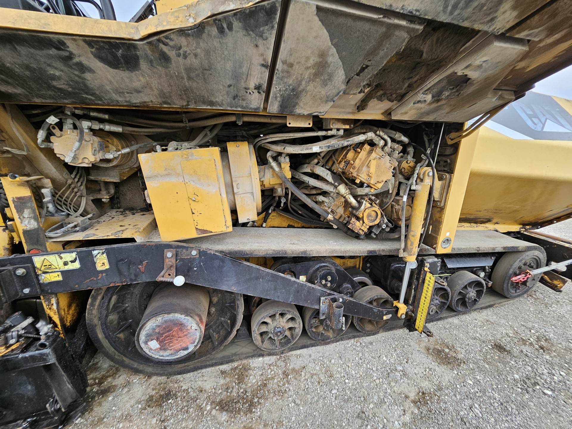 2011 CAT AP655D Asphalt Paver - Image 12