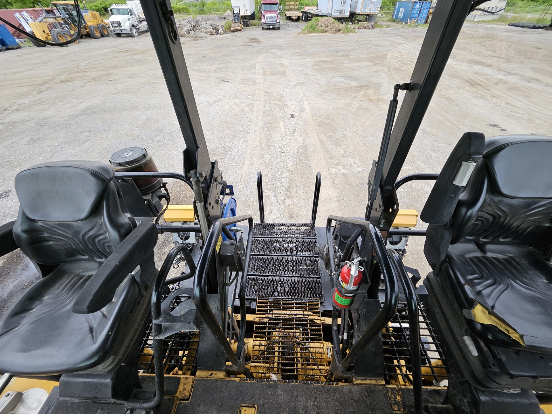 2011 CAT AP655D Asphalt Paver - Image 16