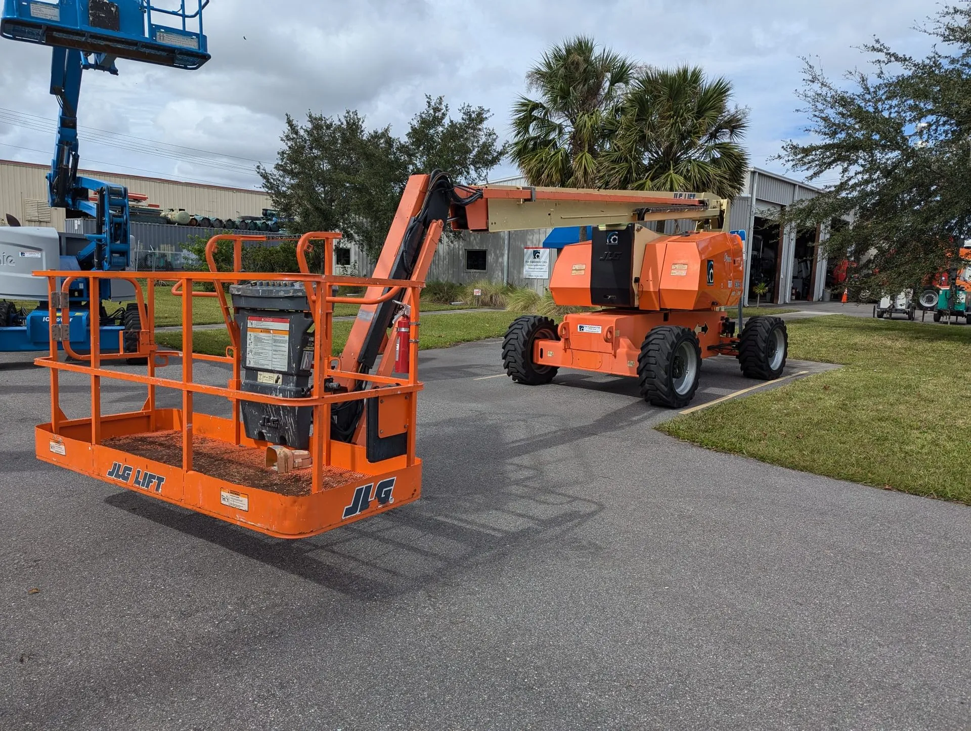 2014 JLG 800AJ Articulating Boom Lift