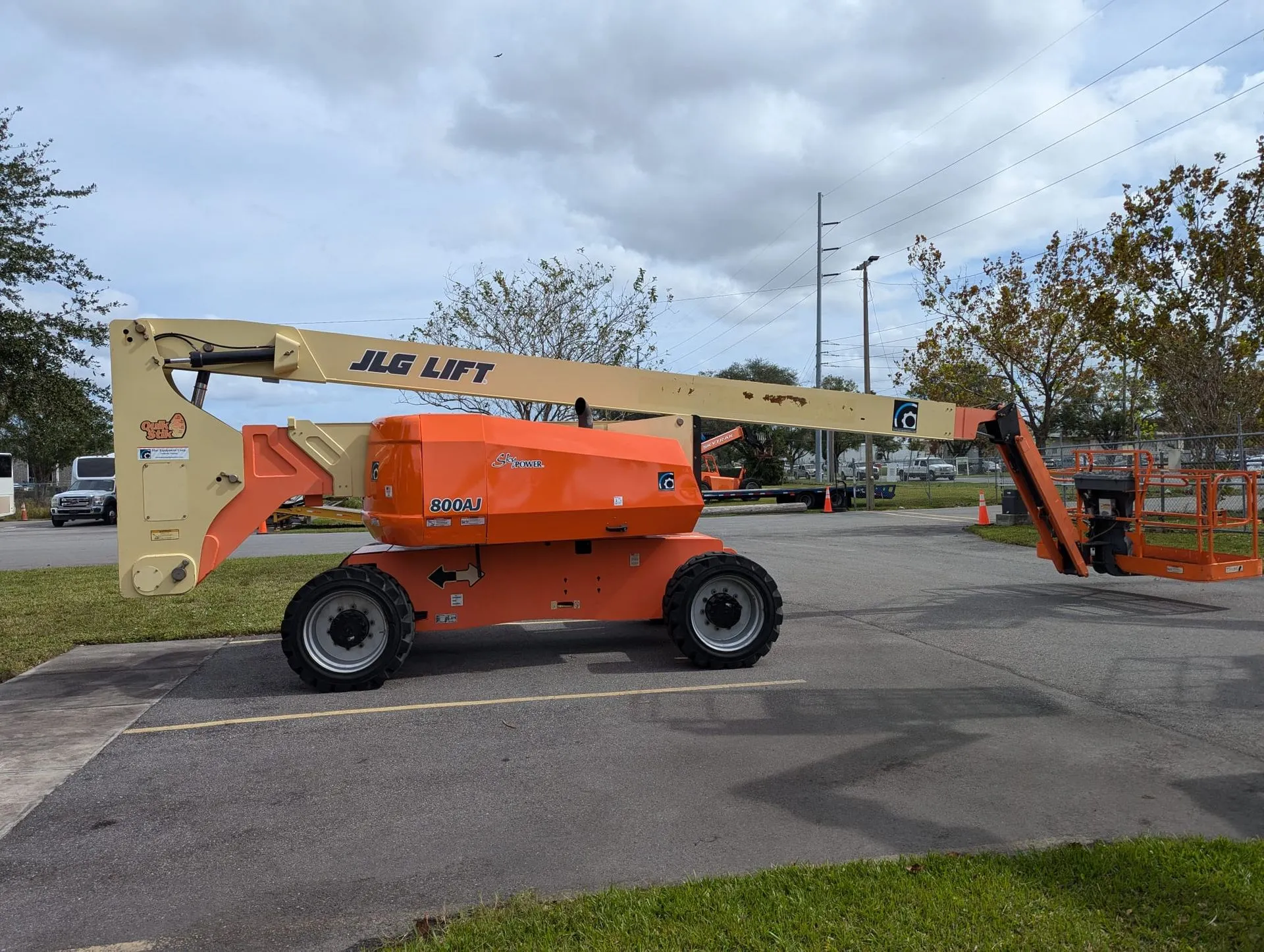 2014 JLG 800AJ Articulating Boom Lift - Image 4