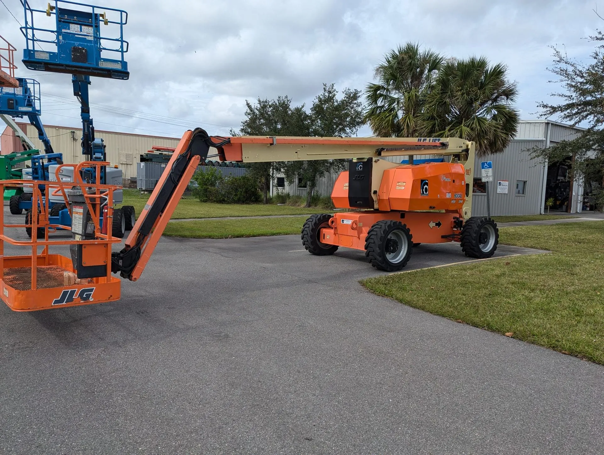 2014 JLG 800AJ Articulating Boom Lift - Image 6