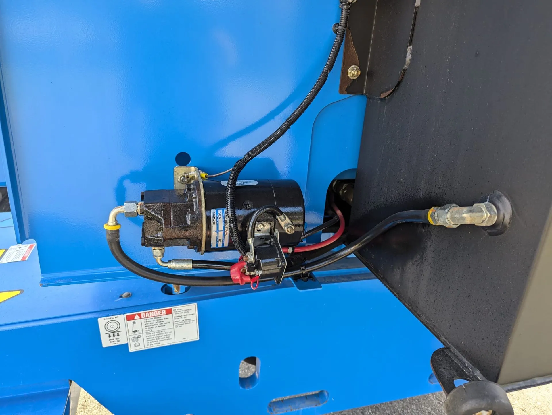 2014 Genie Z45/25J Articulating Boom Lift - Image 9