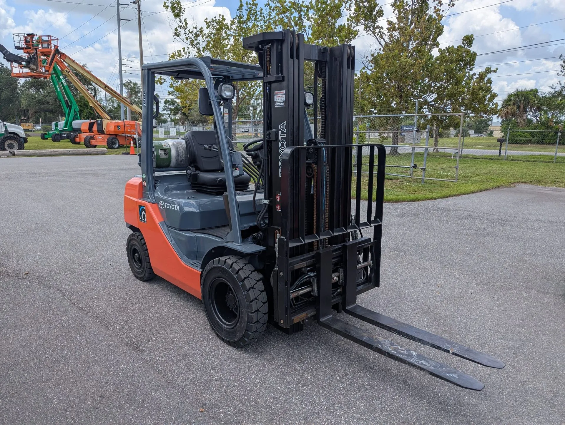 2016 Toyota 8FGC35U-BCS Cushion Tire Forklift - Image 2
