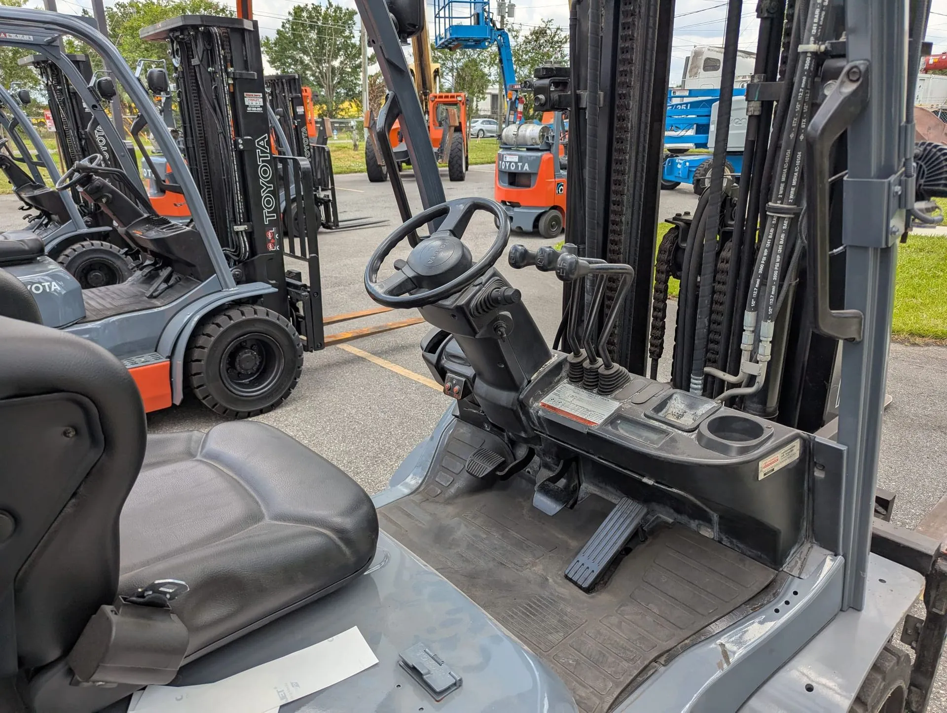 2016 Toyota 8FGC35U-BCS Cushion Tire Forklift - Image 5