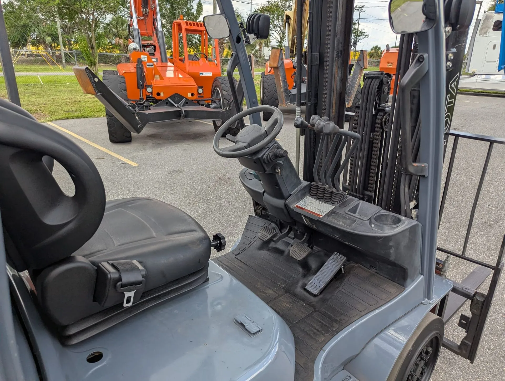 2016 Toyota 8FGCU25 Cushion Tire Forklift - Image 9