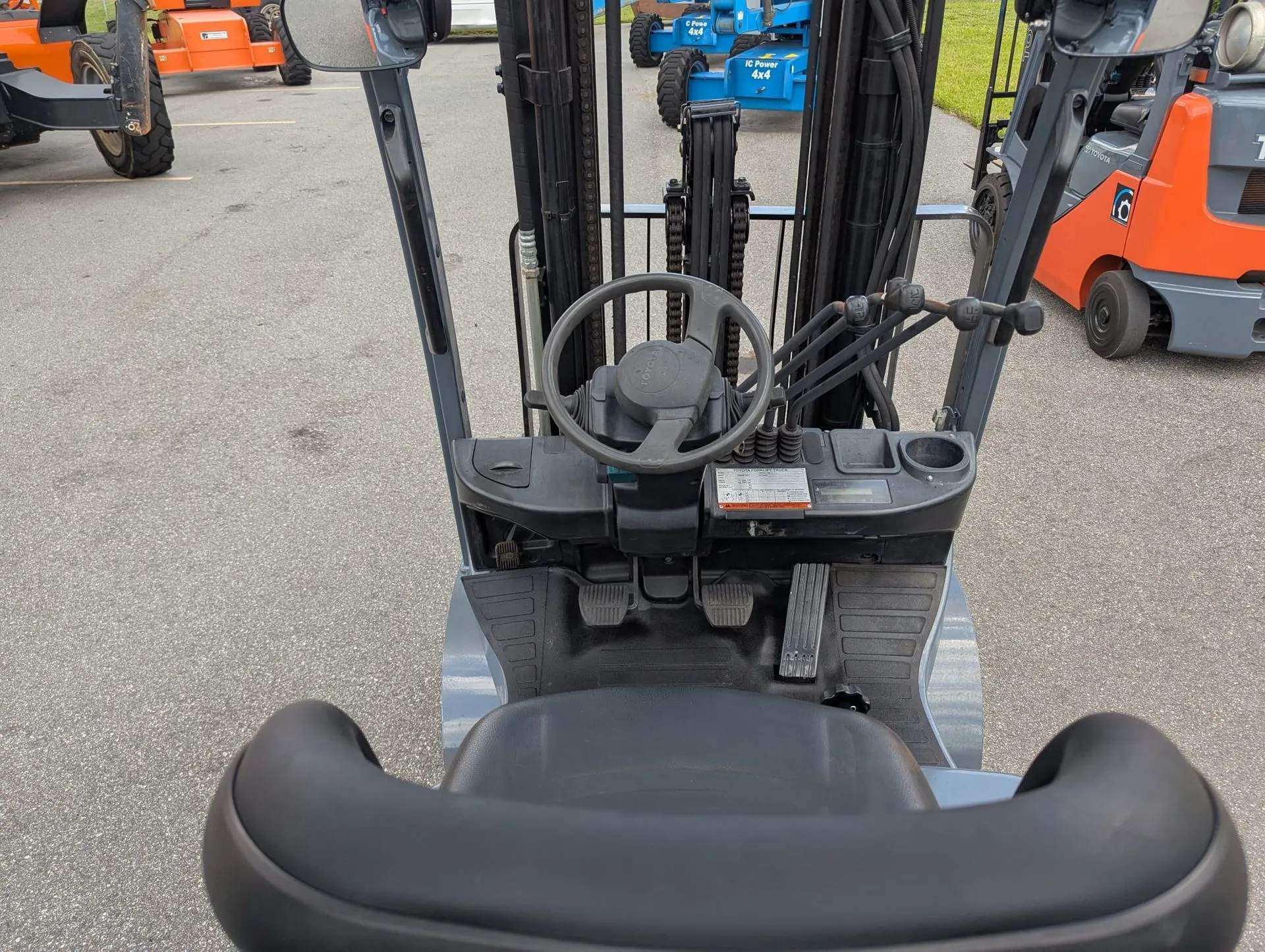 2016 Toyota 8FGCU25 Cushion Tire Forklift - Image 10