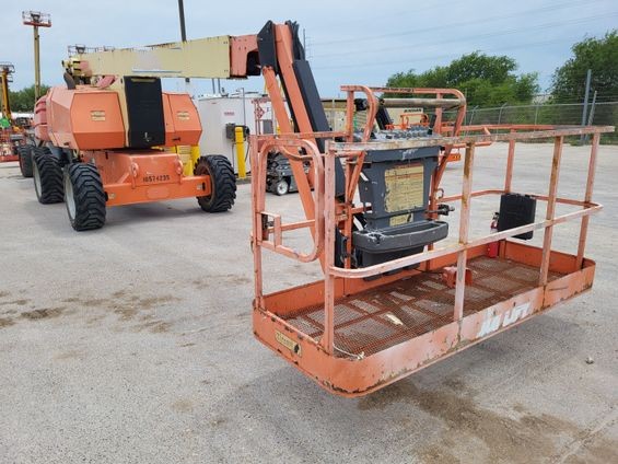 2017 JLG 800AJ Articulating Boom Lift - Image 4