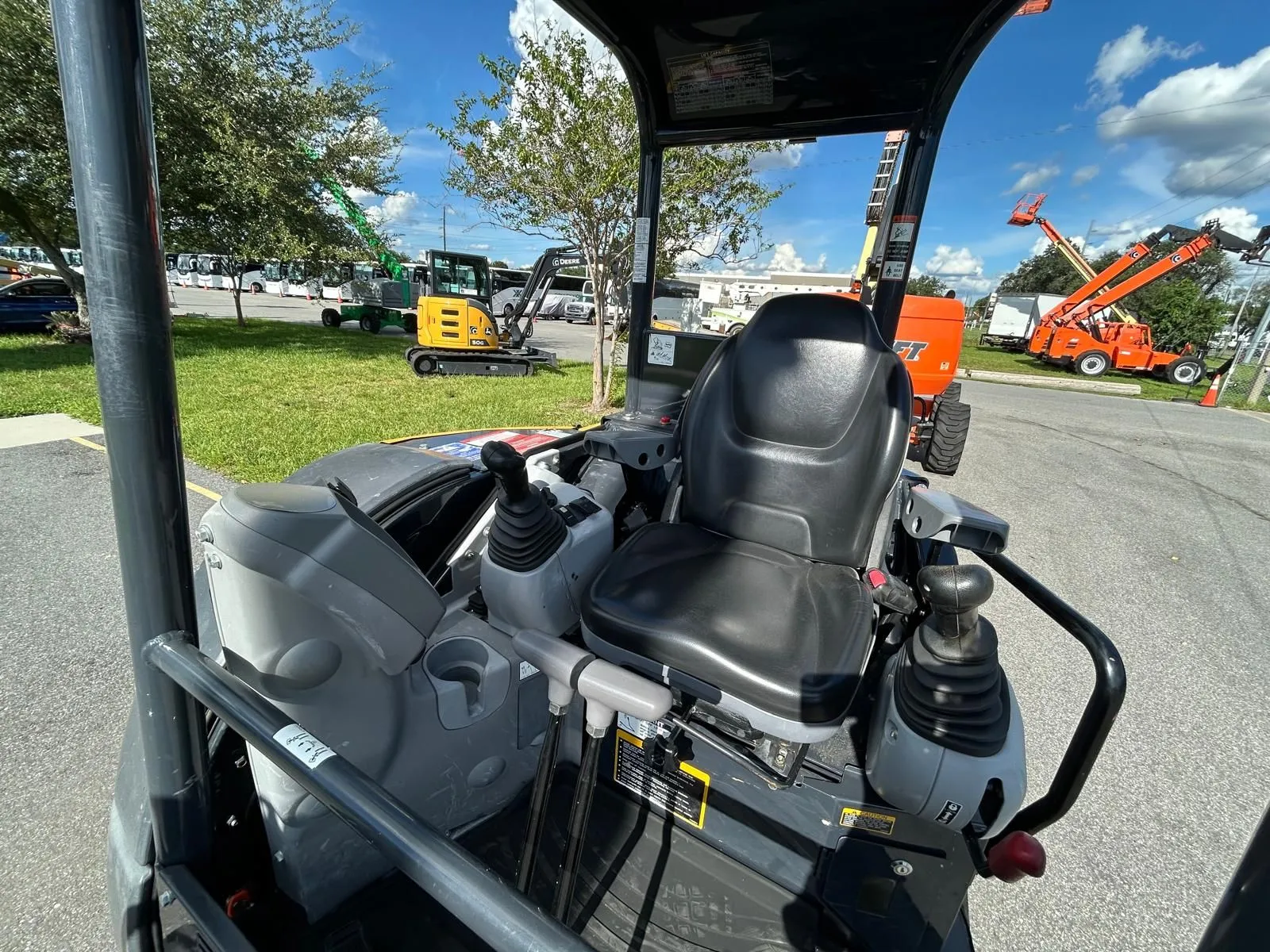 2022 John Deere 35G Mini Excavator - Image 11
