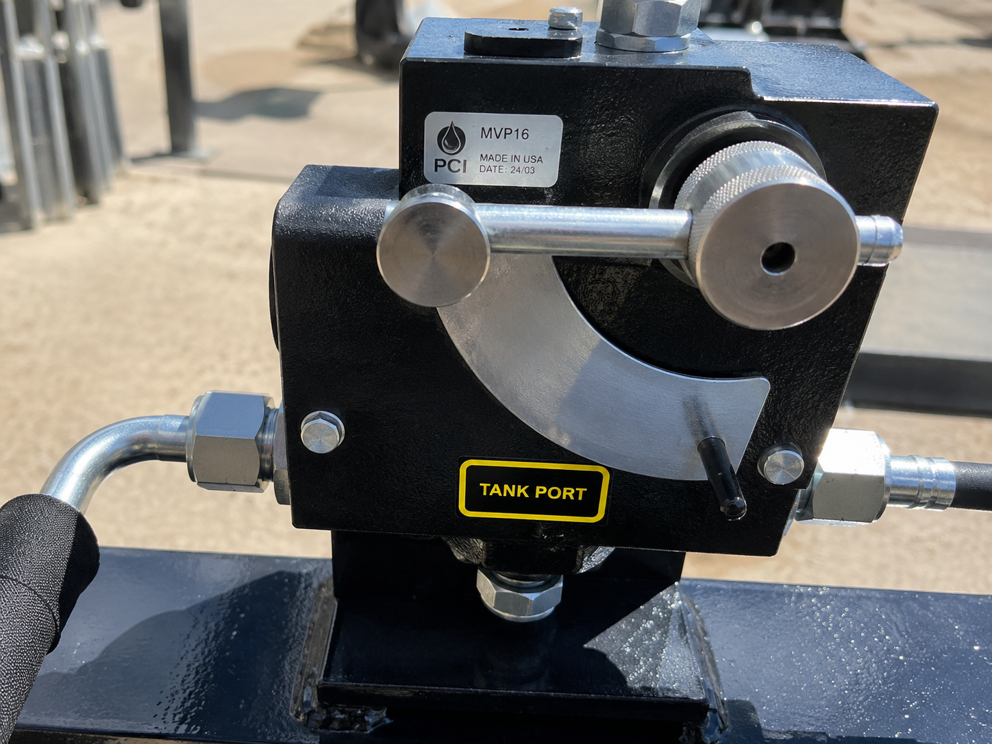 Wolverine 72" Hydraulic Vibrating Soil Screening Bucket Attachment - Image 3