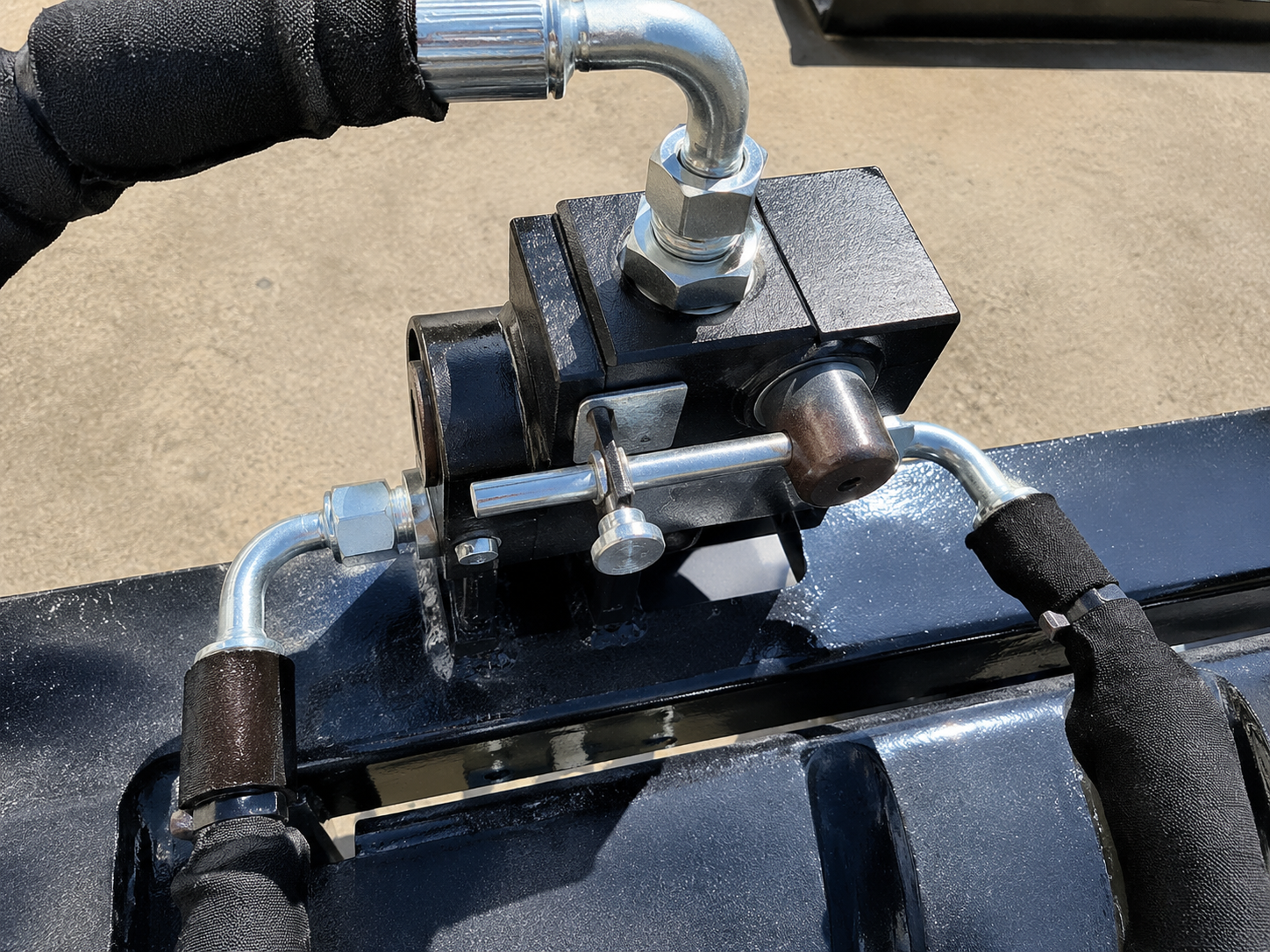 Wolverine 72" Hydraulic Vibrating Soil Screening Bucket Attachment - Image 4