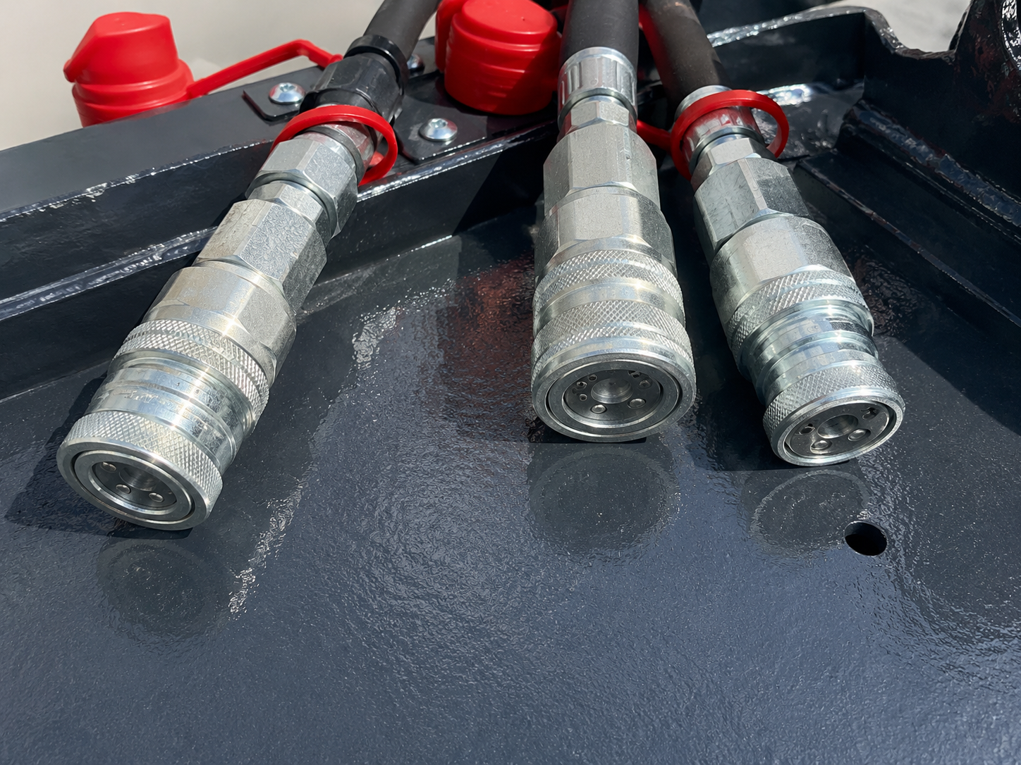 Wolverine 72" Hydraulic Vibrating Soil Screening Bucket Attachment - Image 5