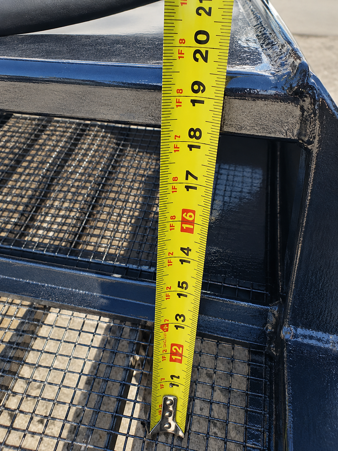 Wolverine 72" Hydraulic Vibrating Soil Screening Bucket Attachment - Image 8