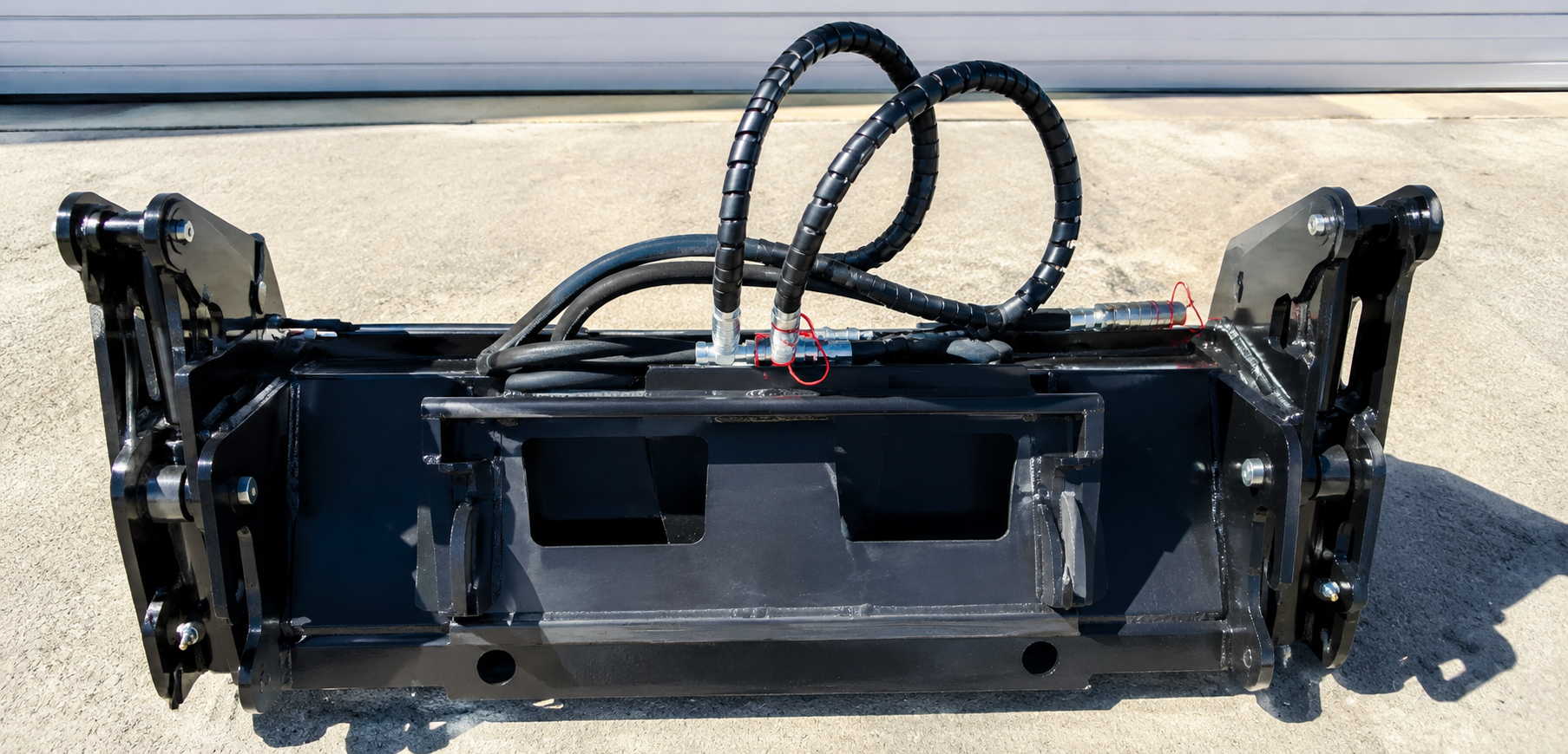 Wolverine 4 in 1 Hydraulic Bucket Attachment - Image 2