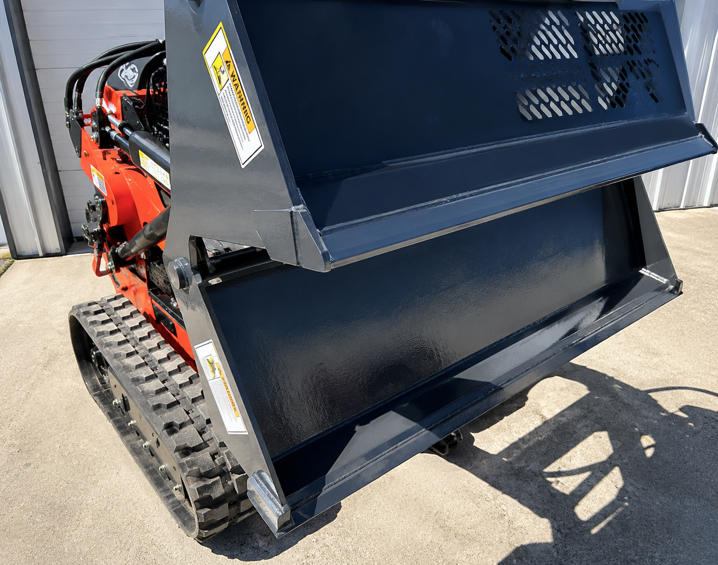 Wolverine 4 in 1 Hydraulic Bucket Attachment - Image 4