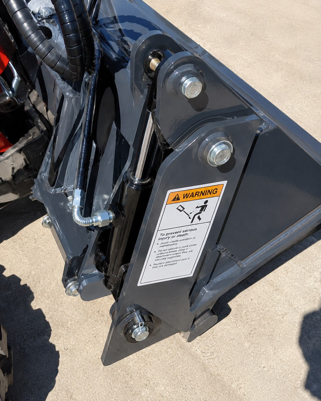 Wolverine 4 in 1 Hydraulic Bucket Attachment - Image 5