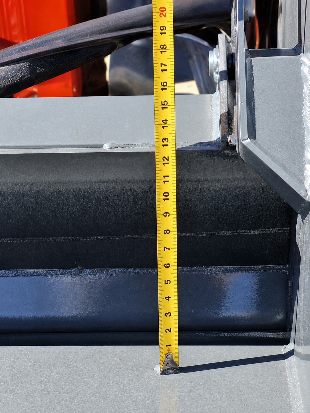 Wolverine 4 in 1 Hydraulic Bucket Attachment - Image 6