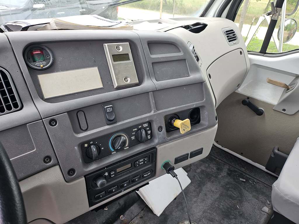 2000 Sterling Mobile Office - Image 13