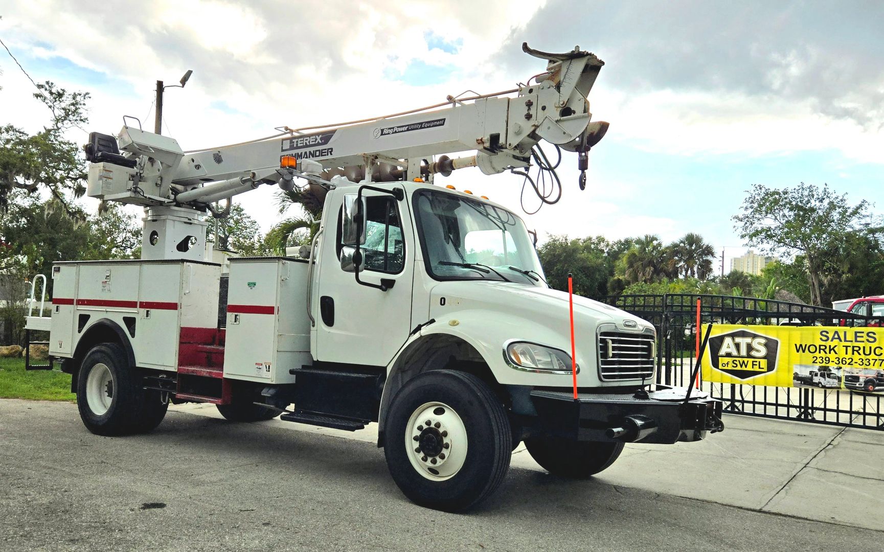 2016 Freightliner M2 106 Digger Derrick - Image 2
