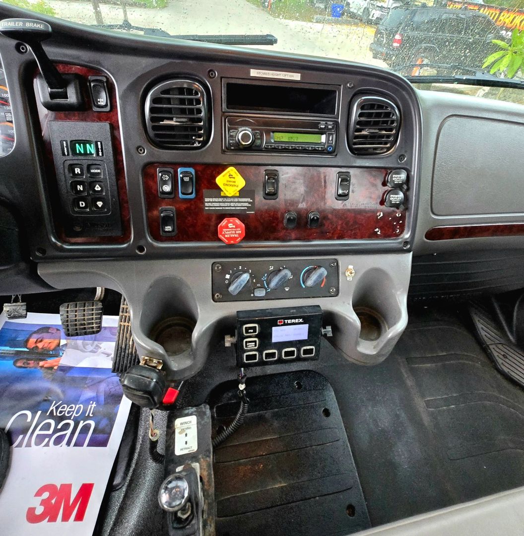 2016 Freightliner M2 106 Digger Derrick - Image 9