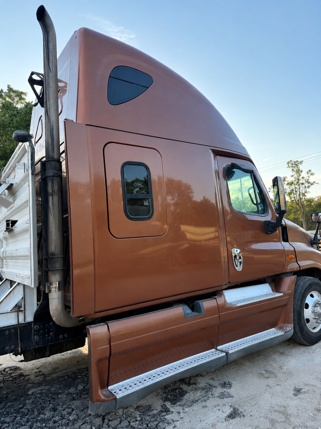 2009 Freightliner Cascadia Sleeper Truck Tractor - Image 2