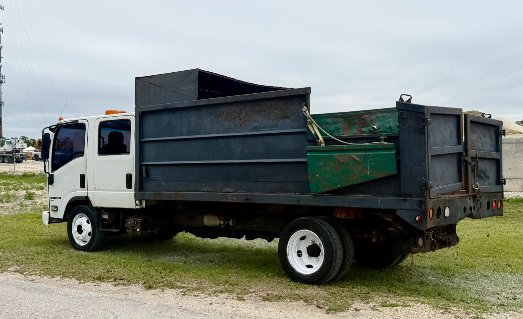 2008 Chevrolet W5500 Dump Truck - Image 2
