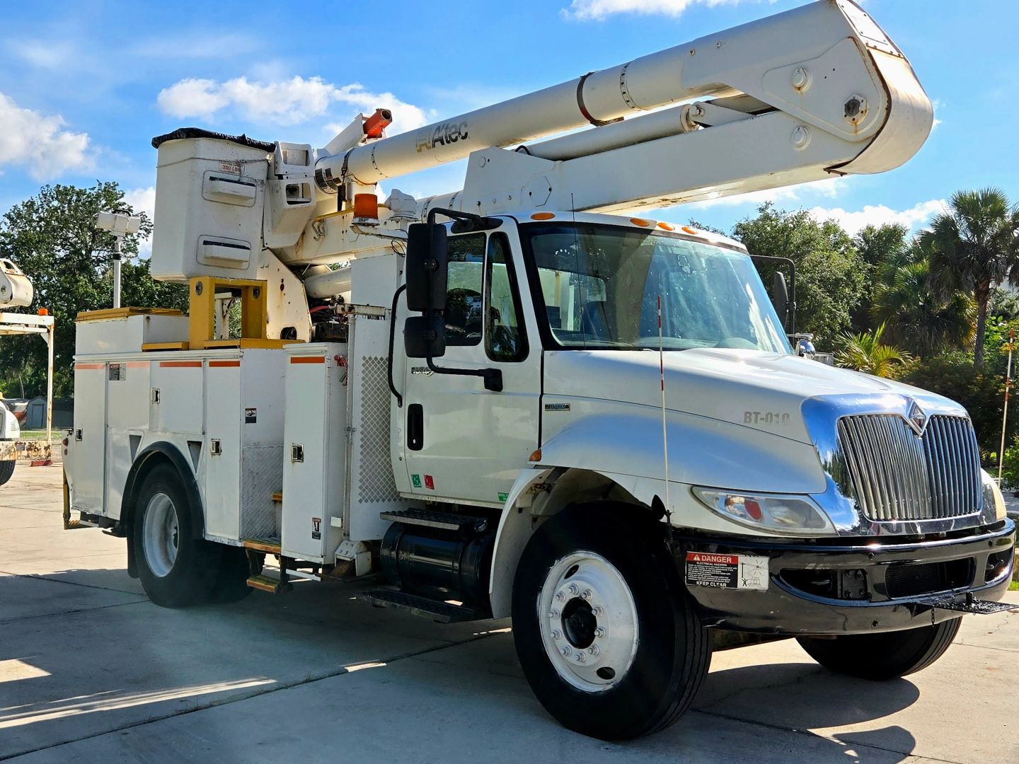 2008 International 4300 Bucket Truck - Image 15