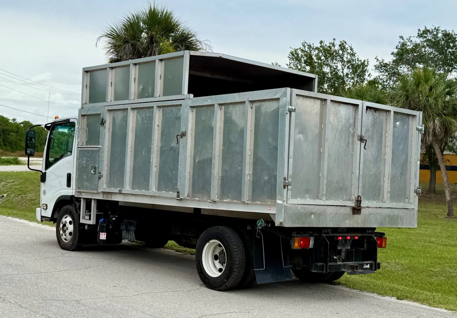 2021 Chevrolet/Isuzu LCF 4500 HD Chipper/Dump Truck - Image 3