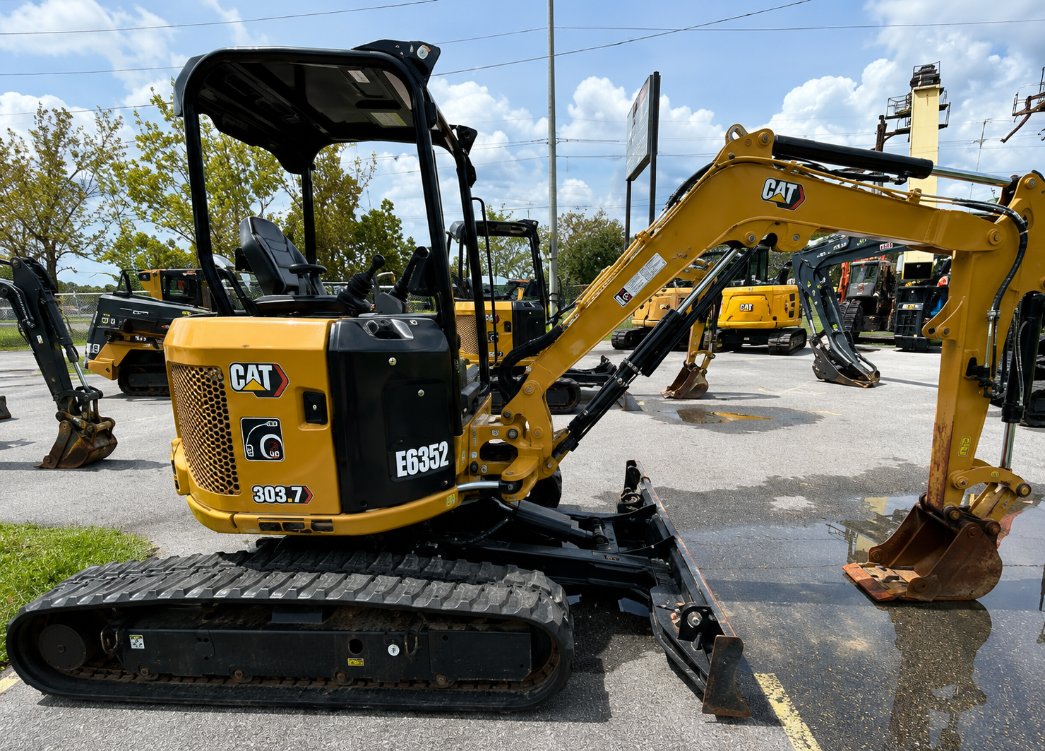 2021 Caterpillar 302.7 DCR Mini Excavator - Image 5
