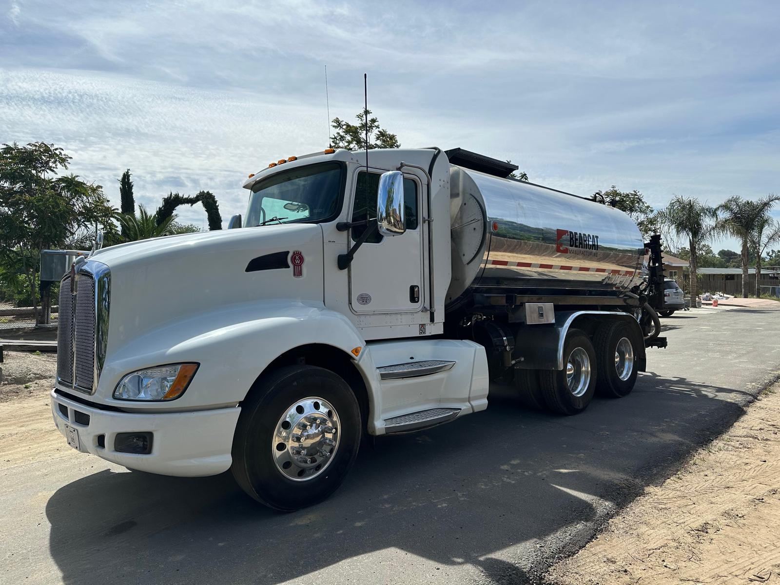 2011 Kenworth T660 Bearcat 501 Asphalt Distributor Truck - Image 2