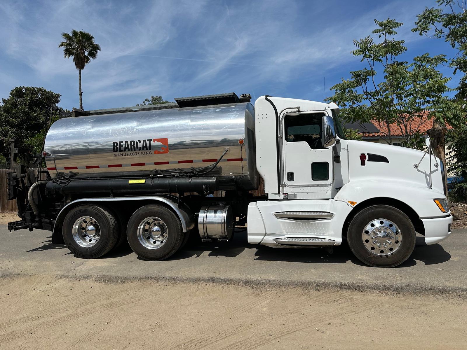 2011 Kenworth T660 Bearcat 501 Asphalt Distributor Truck - Image 3
