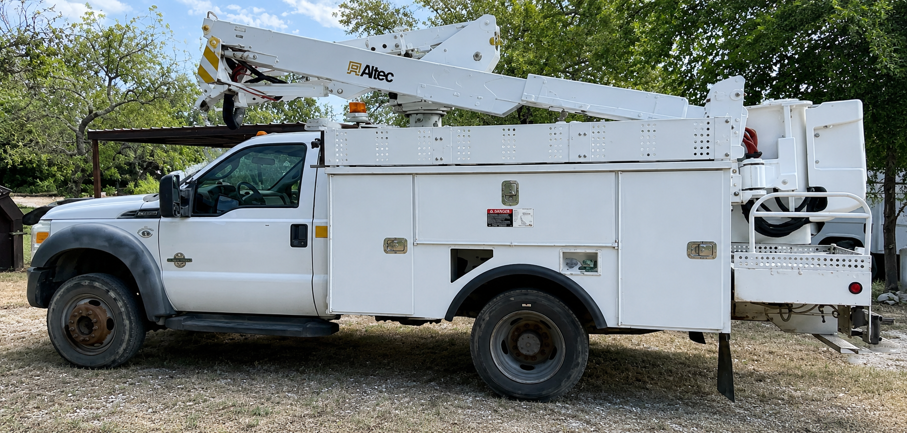 2011 Ford F-550 Bucket Truck  - Image 2